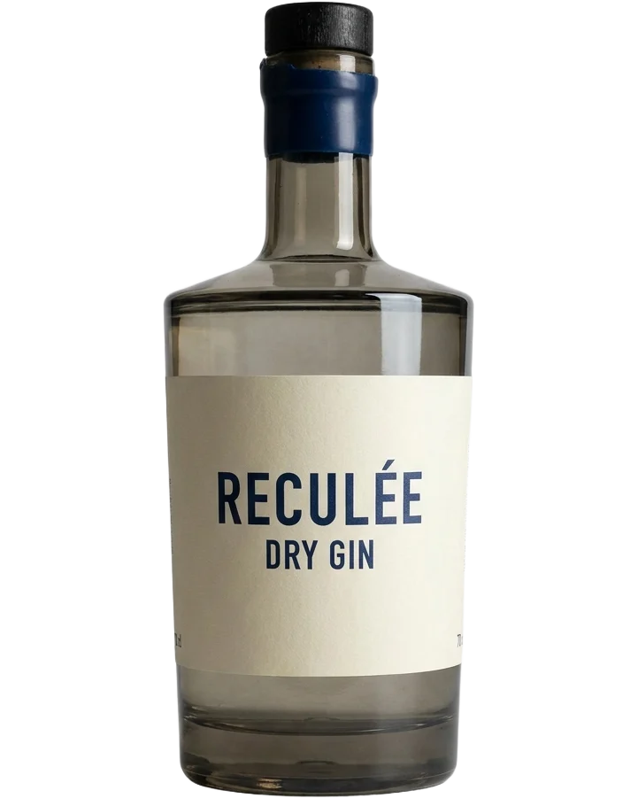 La bouteille de RECULÉE, 70 cl, verre fumé, étiquette papier crème et bouchon de liège scellé à la cire.